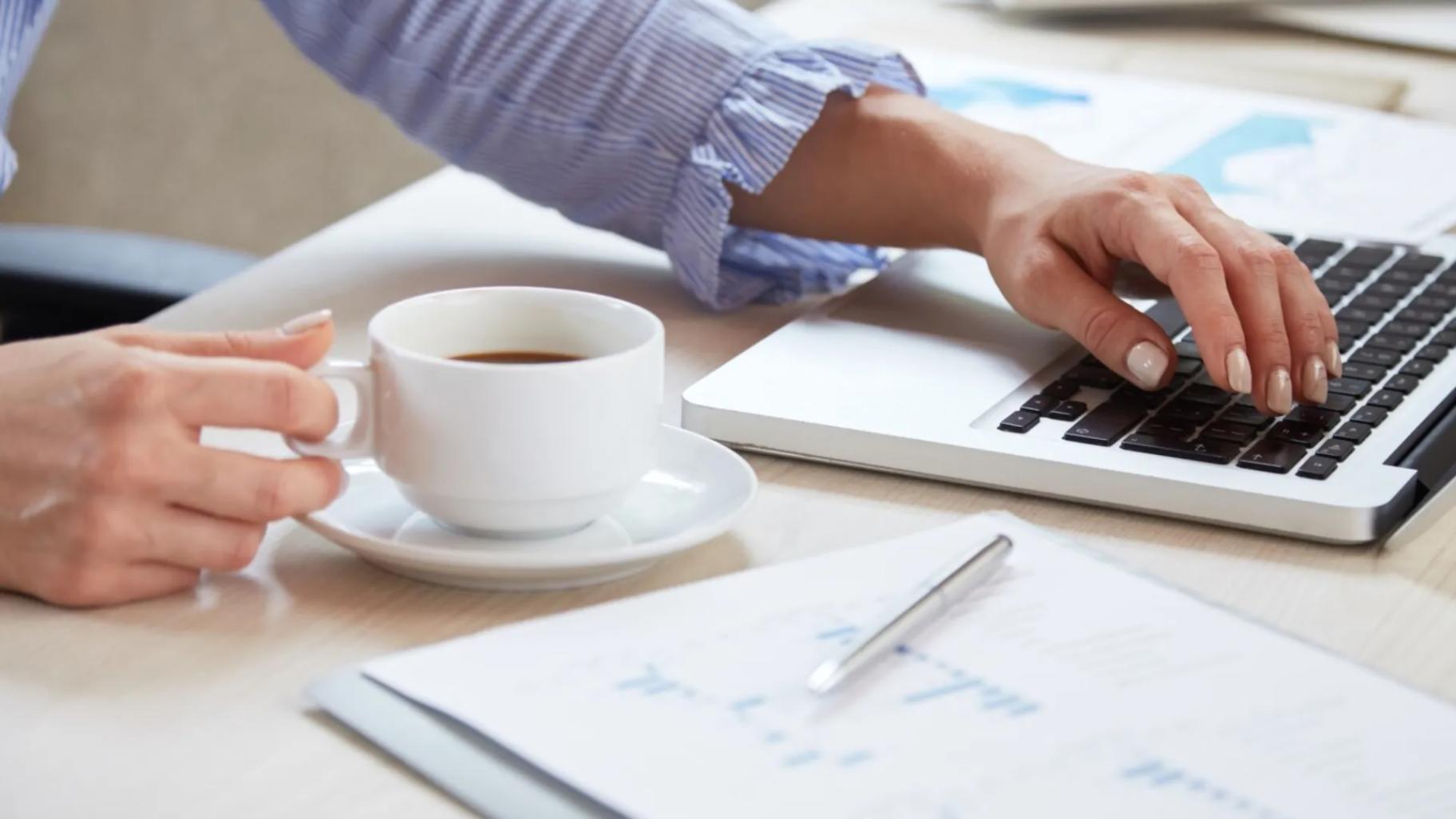 Estudiante usando sistema de seguimiento presupuestario en laptop